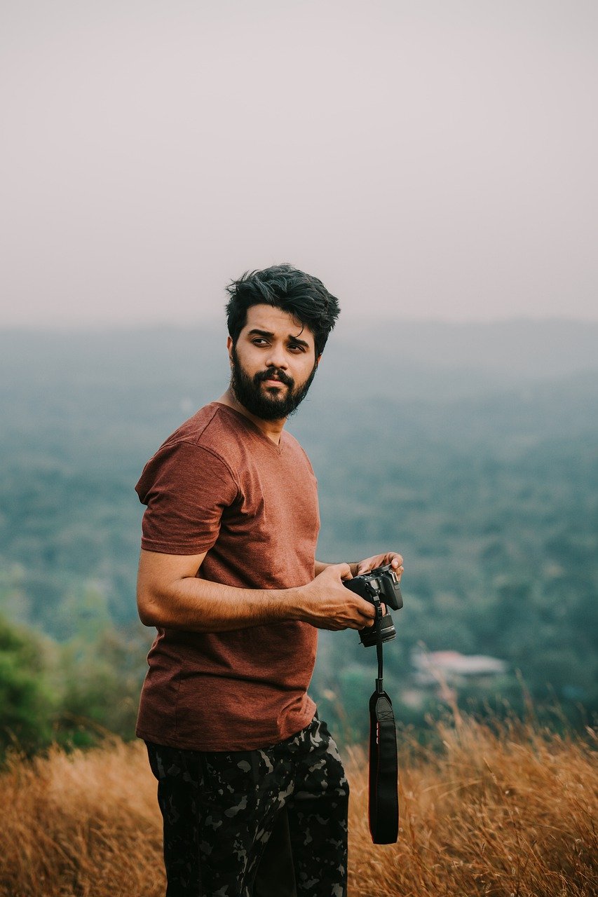 man_with_camera_in_hand.jpg