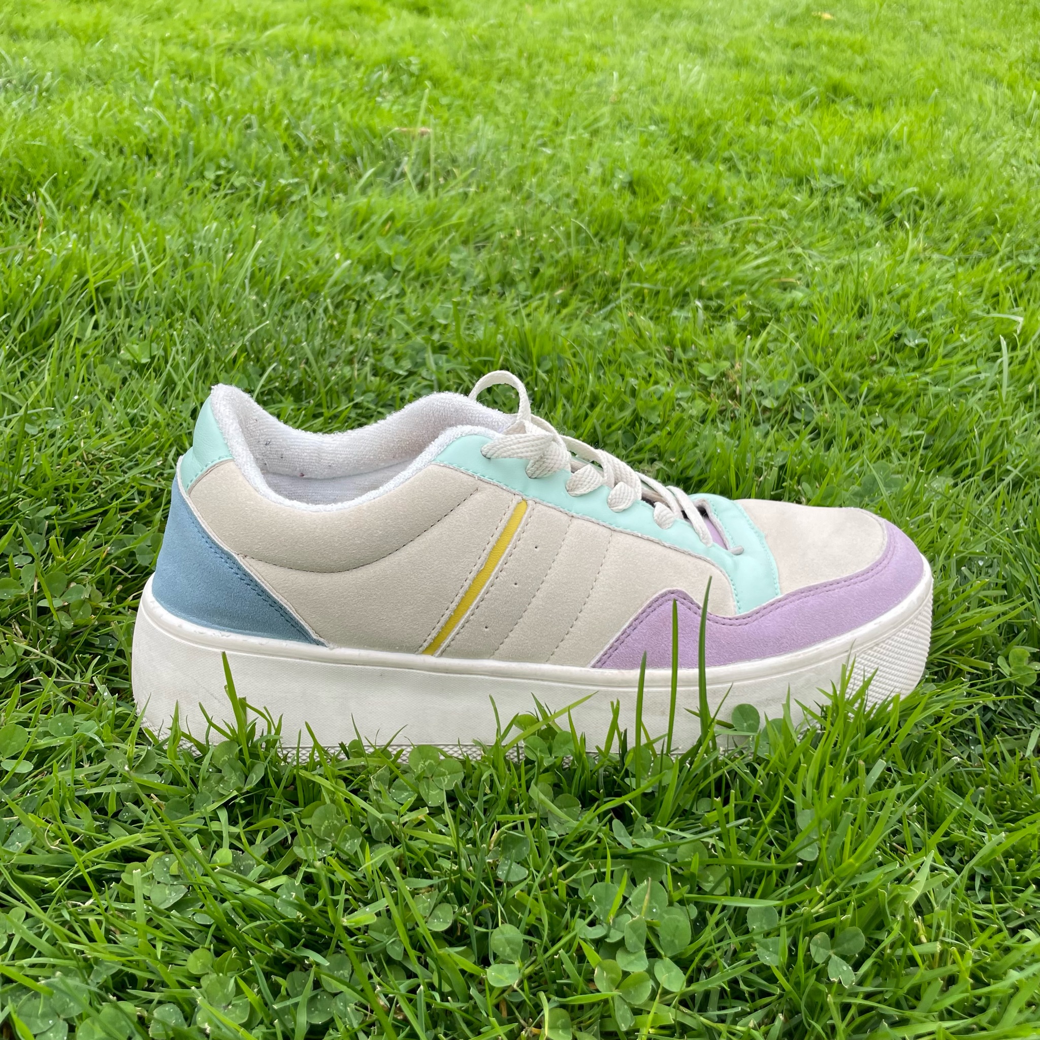 colorful_sneaker_02.jpg