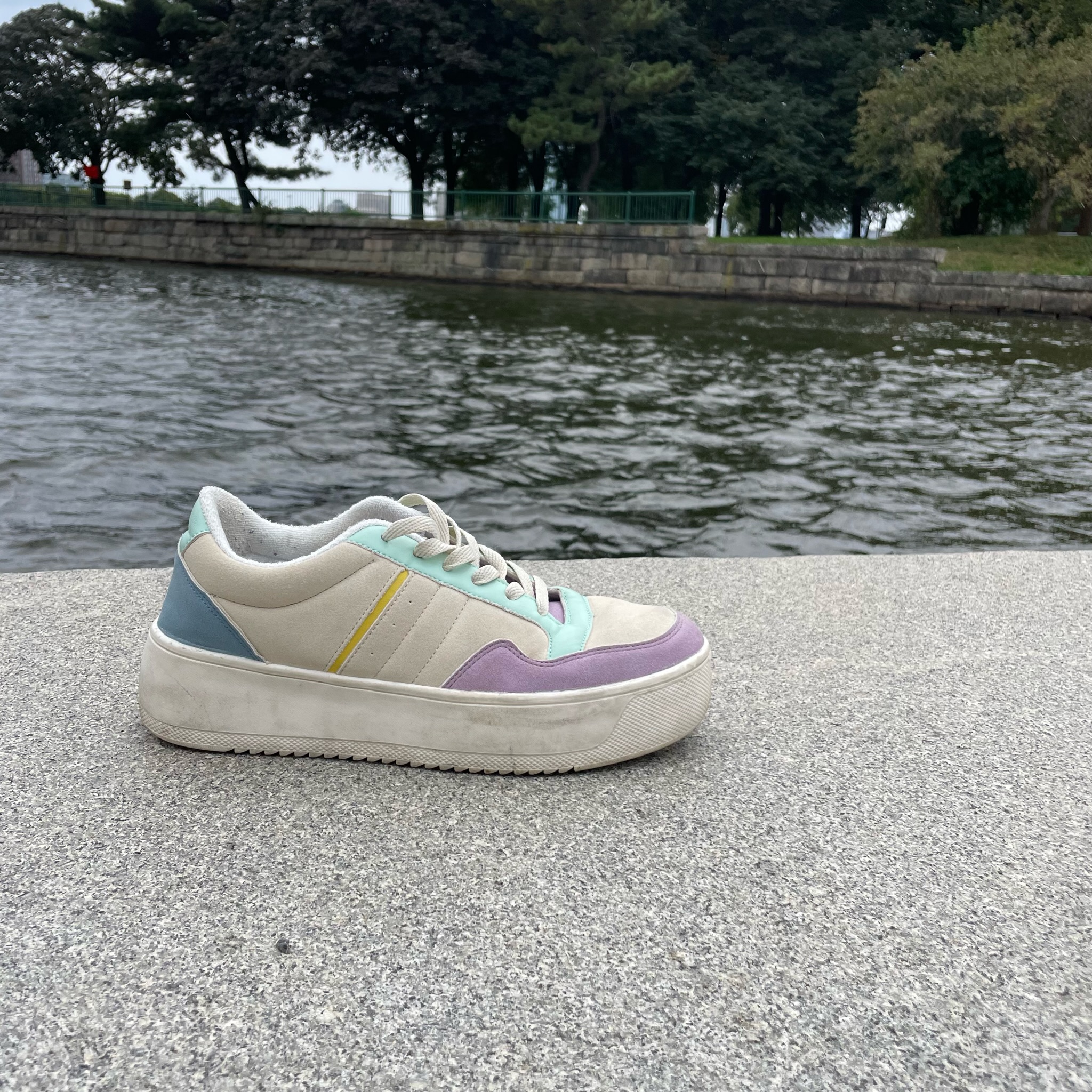 colorful_sneaker_00.jpg