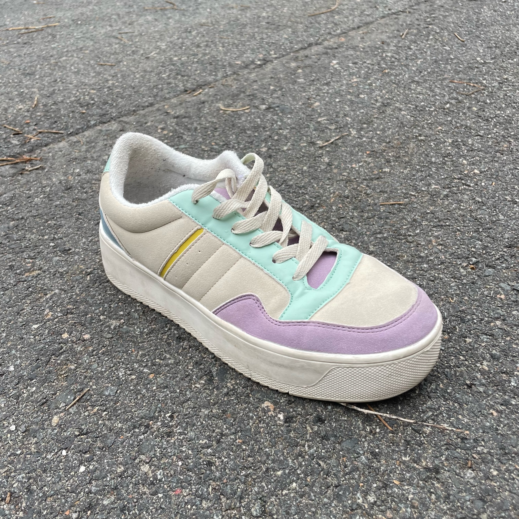 colorful_sneaker_01.jpg